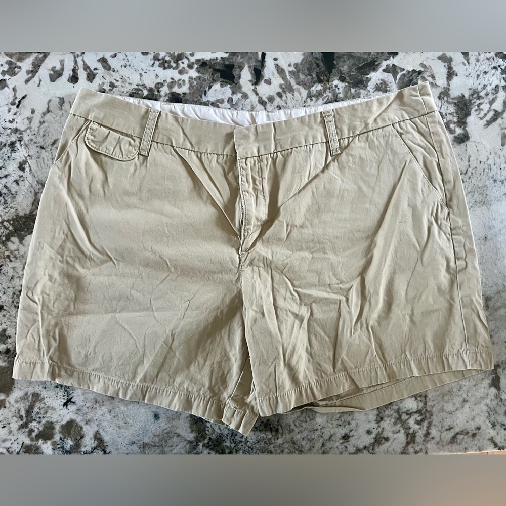 Merona Women's  Beige Shorts

6 inch inseam
20.5 inches waist- flat